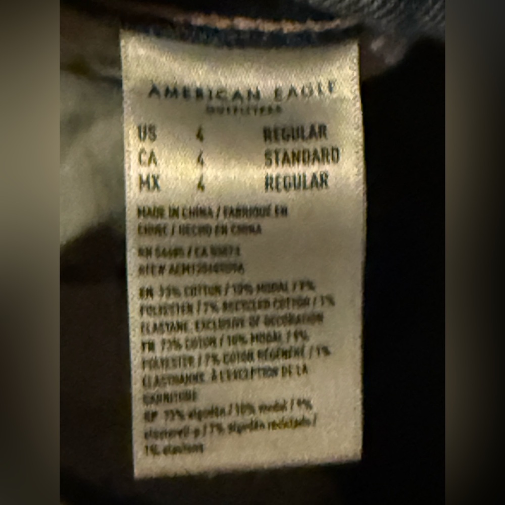 American Eagle High Rise Mom Straight Jeans in a light wash distressed size 4 - Picture 5 of 5